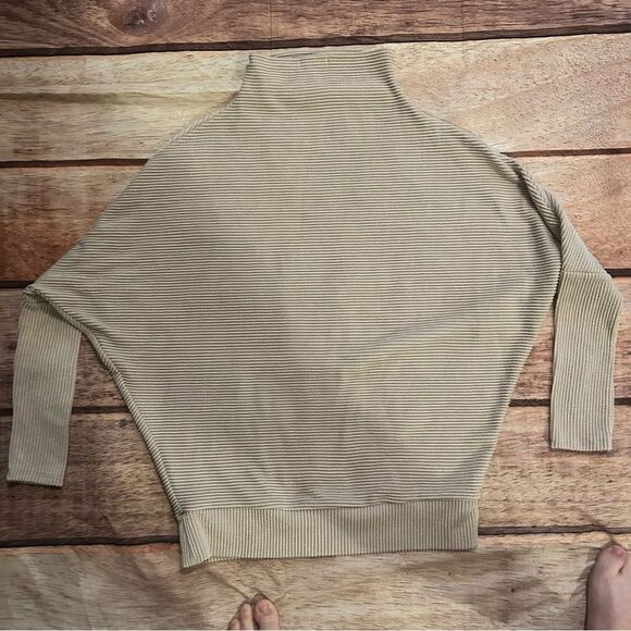 REB in J. 220 Ribbed Turtleneck Top Size Medium - Picture 2 of 6